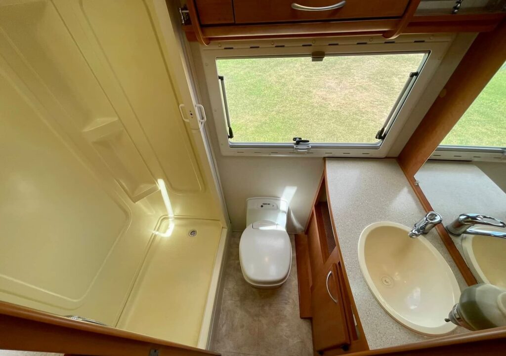 2007 Winnebago Freewind B2412